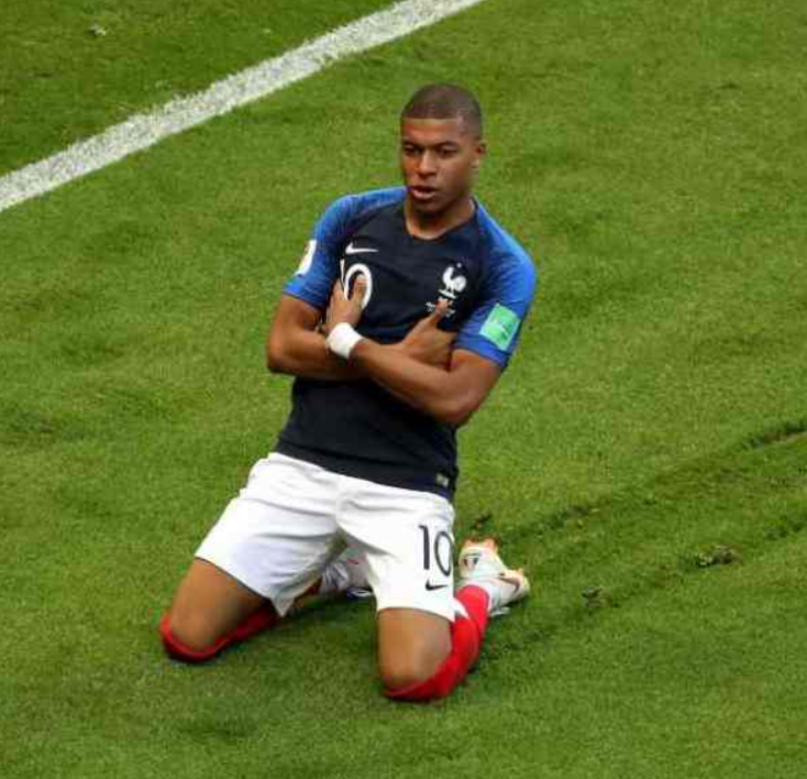 pemain-dengan-selebrasi-paling-lucu-di-lapangan