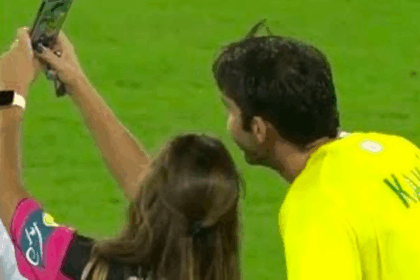 momen-kejadian-lucu-wasit-di-lapangan
