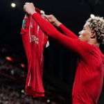 hugo-ekitike-melakukan-kartu-merah-konyol-di-carabao-cup