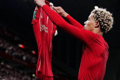 hugo-ekitike-melakukan-kartu-merah-konyol-di-carabao-cup