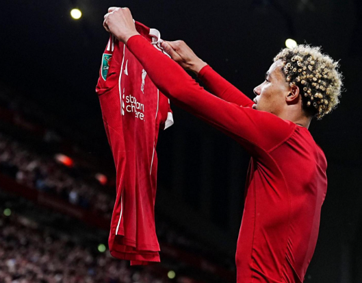 hugo-ekitike-melakukan-kartu-merah-konyol-di-carabao-cup