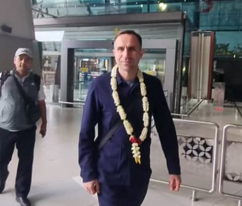 timur-kapadze-lakukan-salat-jumat-di-masjid-istiqlal