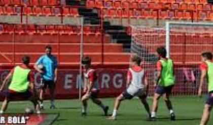 Analisis Pertandingan Sepakbola Strategi Pelatih Modern